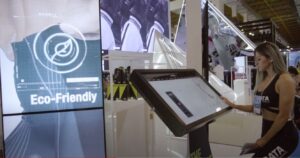 painel indoor para eventos da p1led em feira para stand da labellamafia