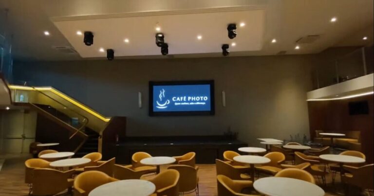 Painel de LED Indoor no Café Photo