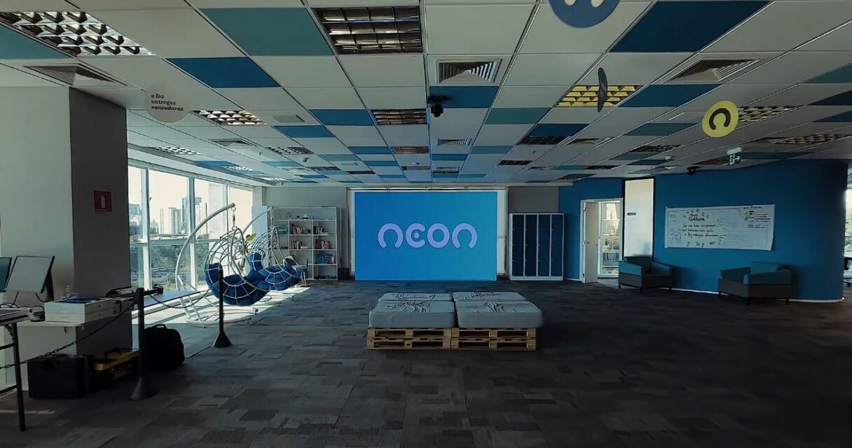 Painel de LED Indoor no Banco Neon