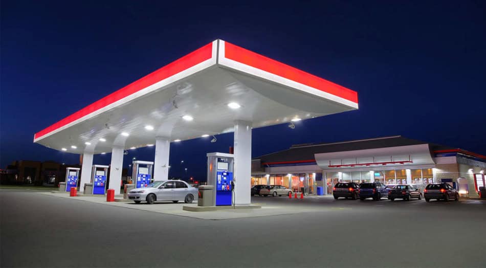 Do bonecão de posto ao painel de LED