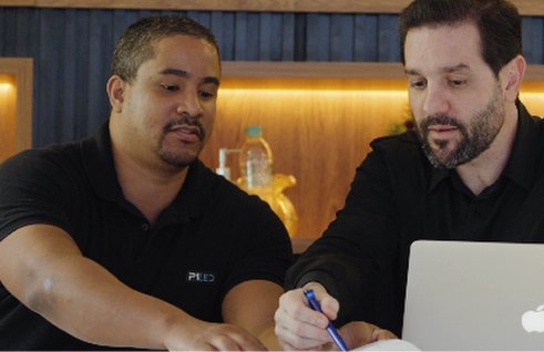 Equipe própria do briefing à operação
