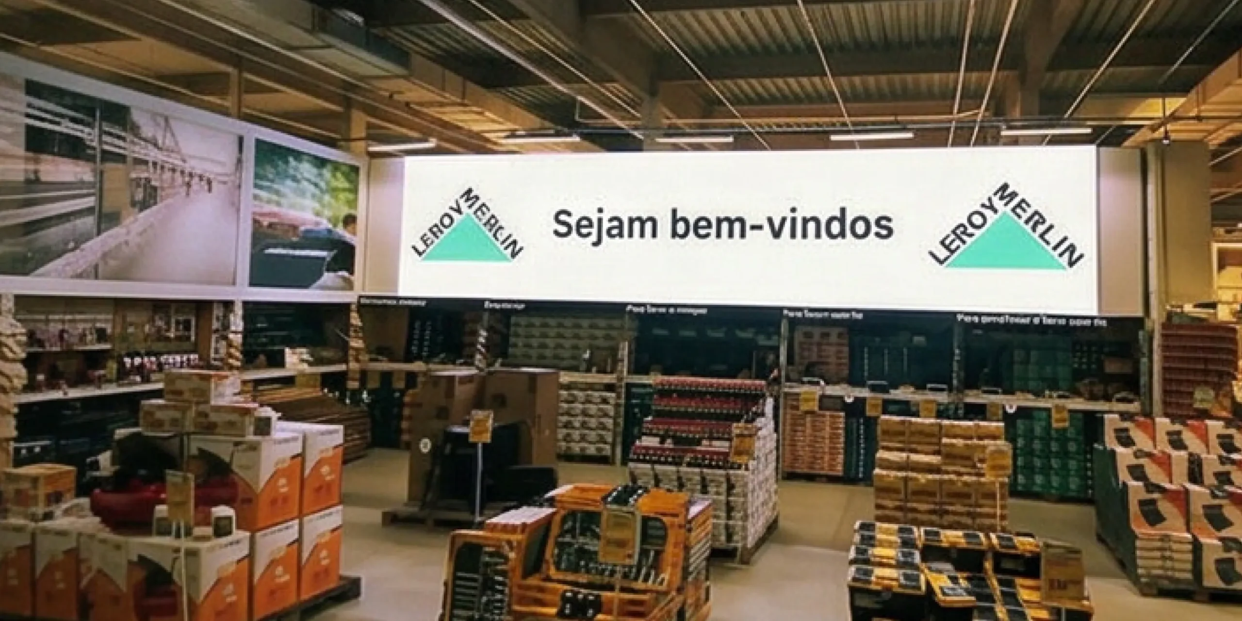 Varejo — Instalamos todos os painéis na loja modelo da Leroy Merlim