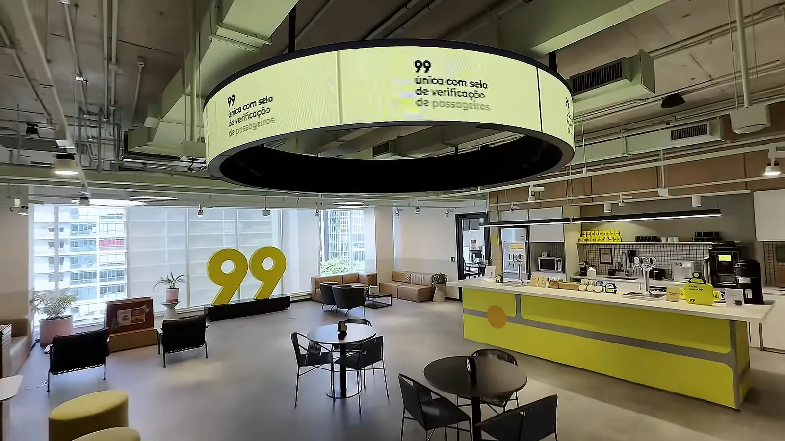 Anel de LED com o logo amarelo da 99 no salão
