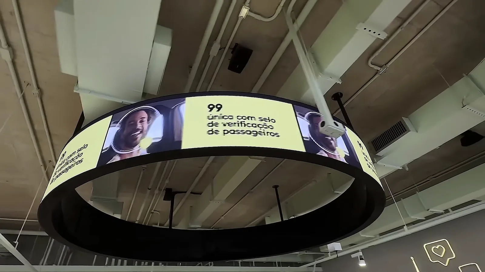 Anel de LED visto de baixo exibindo o selo de verificação de passageiros