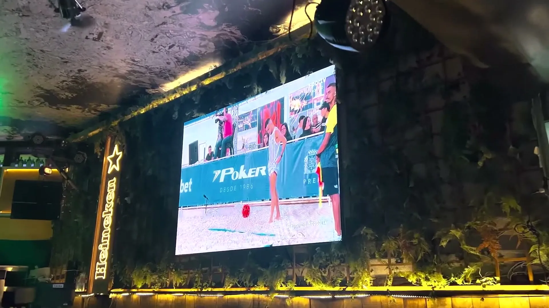 O bar com imagem de estádio, de qualquer mesa.