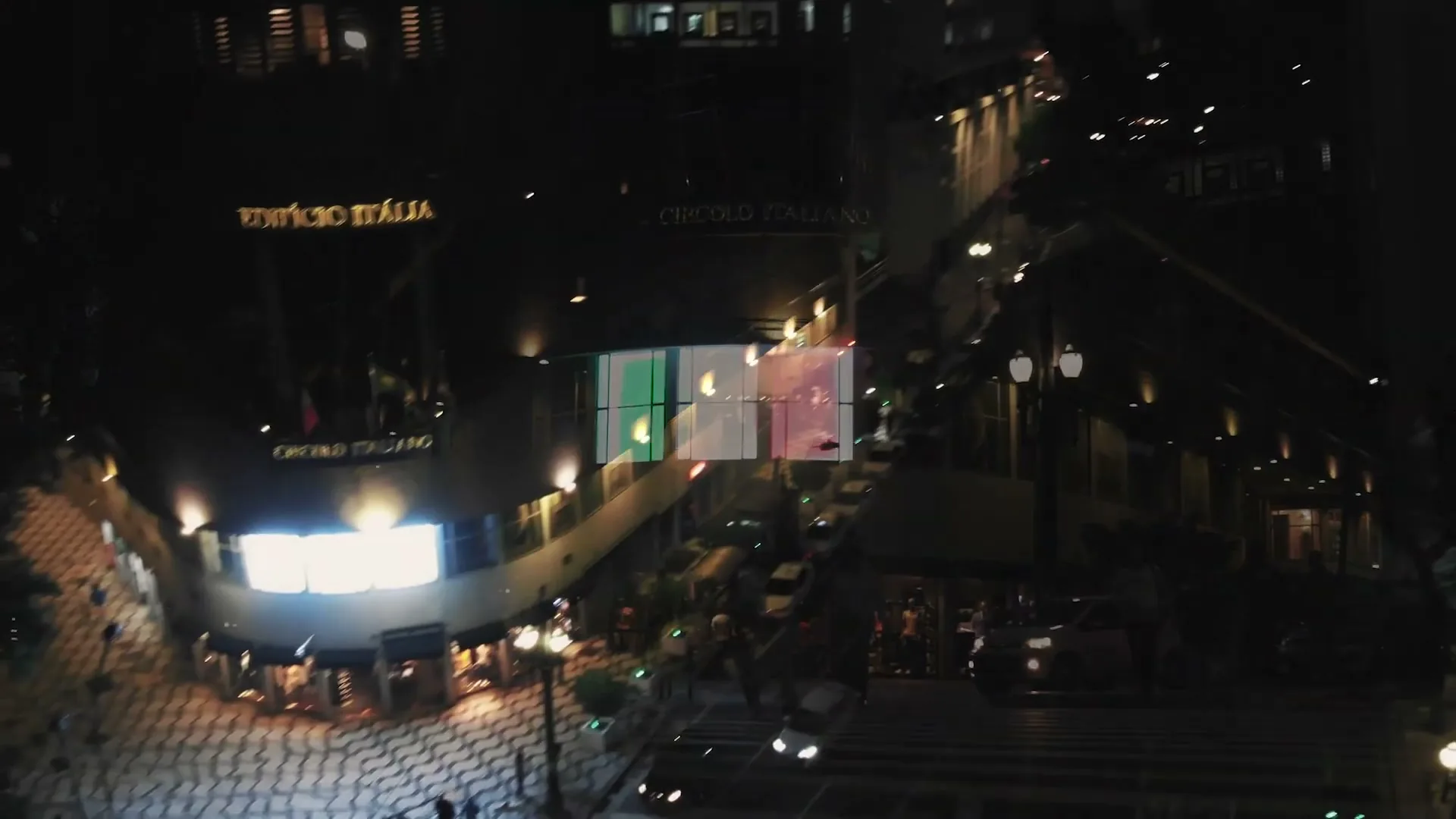 Painel exibindo a bandeira da Itália na esquina do edifício