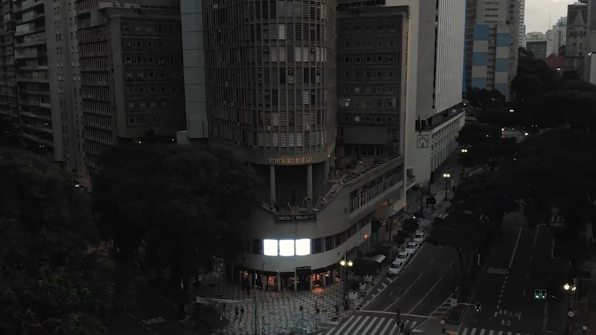Vista aérea do Edifício Itália com o painel do Circolo Italiano aceso