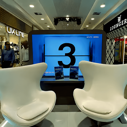 Painel de LED na concessionária BYD