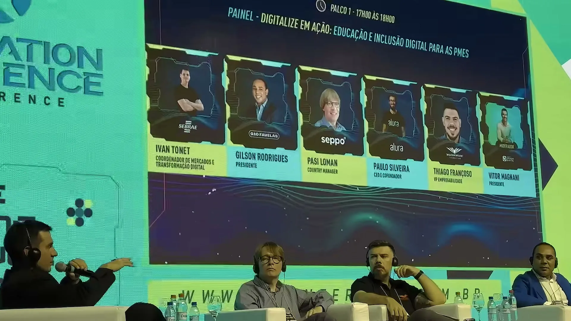 Painel de debate exibido no telão principal