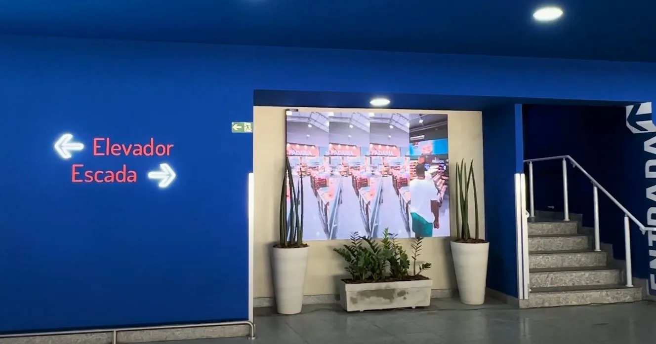 Painel de LED no acesso interno com escada e elevador