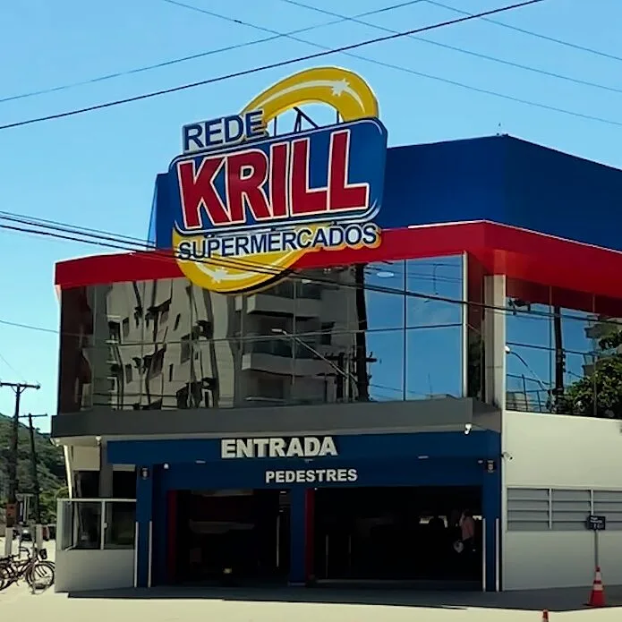 Fachada da Rede Krill Supermercados com a entrada de pedestres