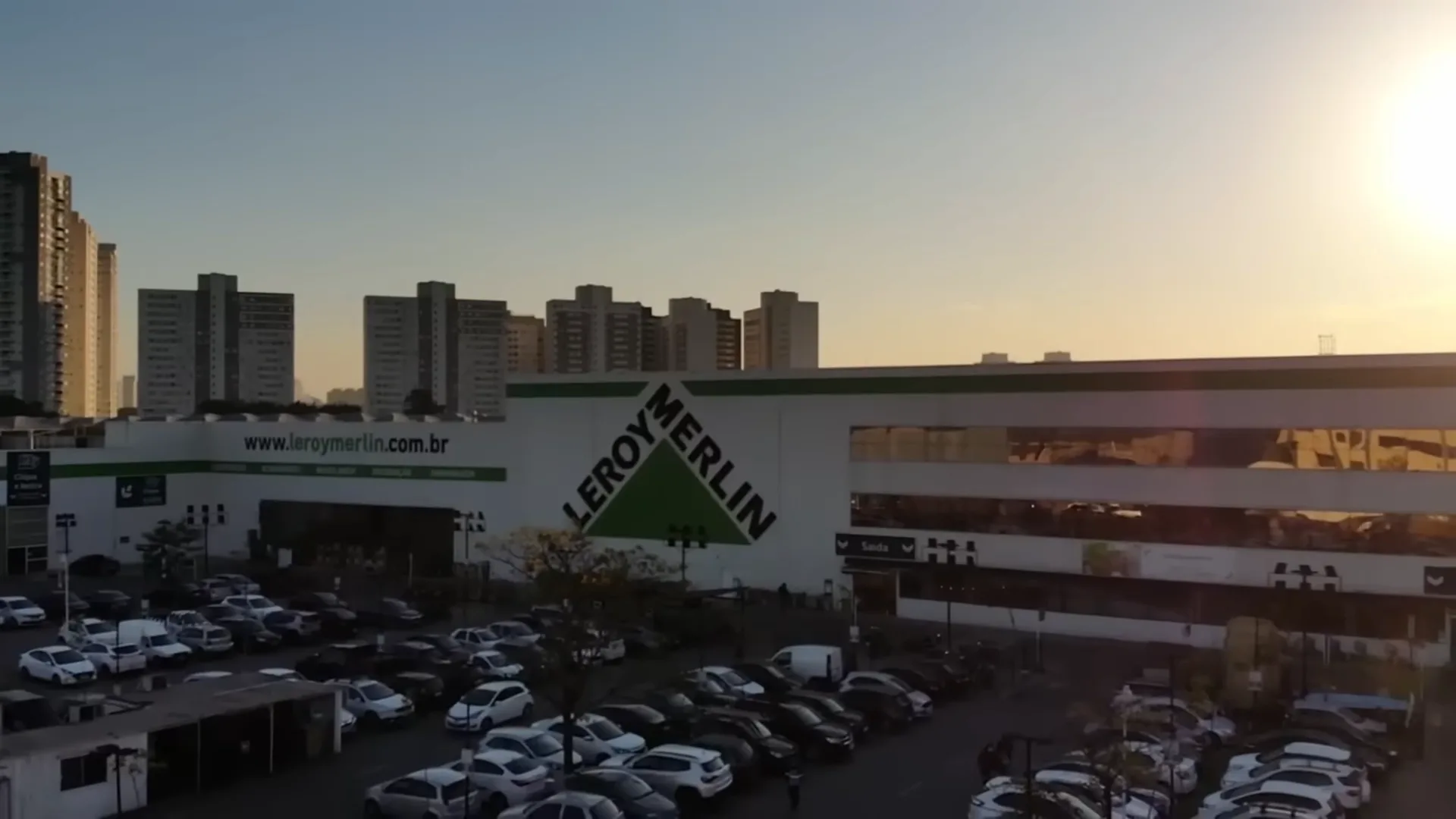 Vista aérea da megaloja ao pôr do sol