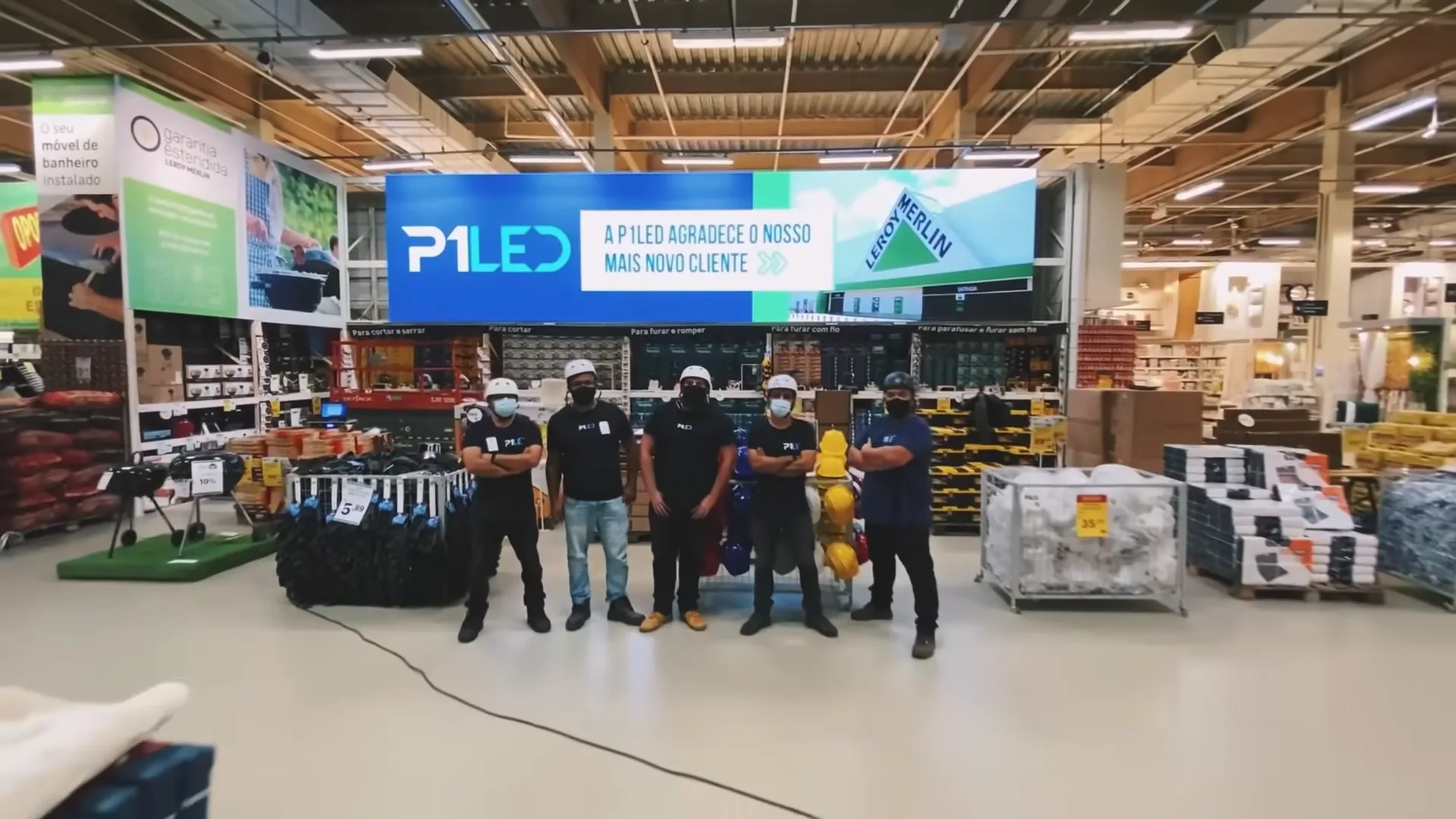 Salão da loja com o painel suspenso sobre o corredor