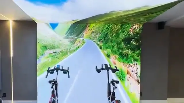 A pedalada que sai da parede e sobe pro teto.