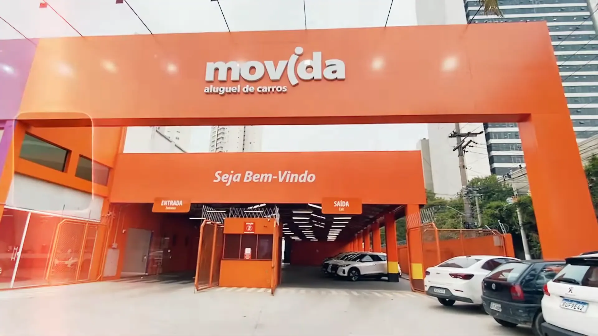 Fachada da agência Movida com o Seja Bem-Vindo