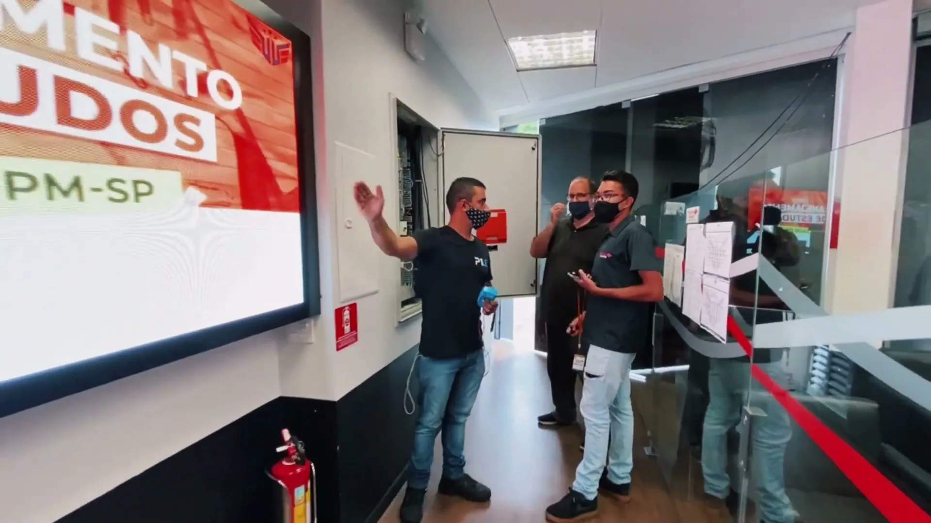 Equipe P1LED instalando painel no corredor
