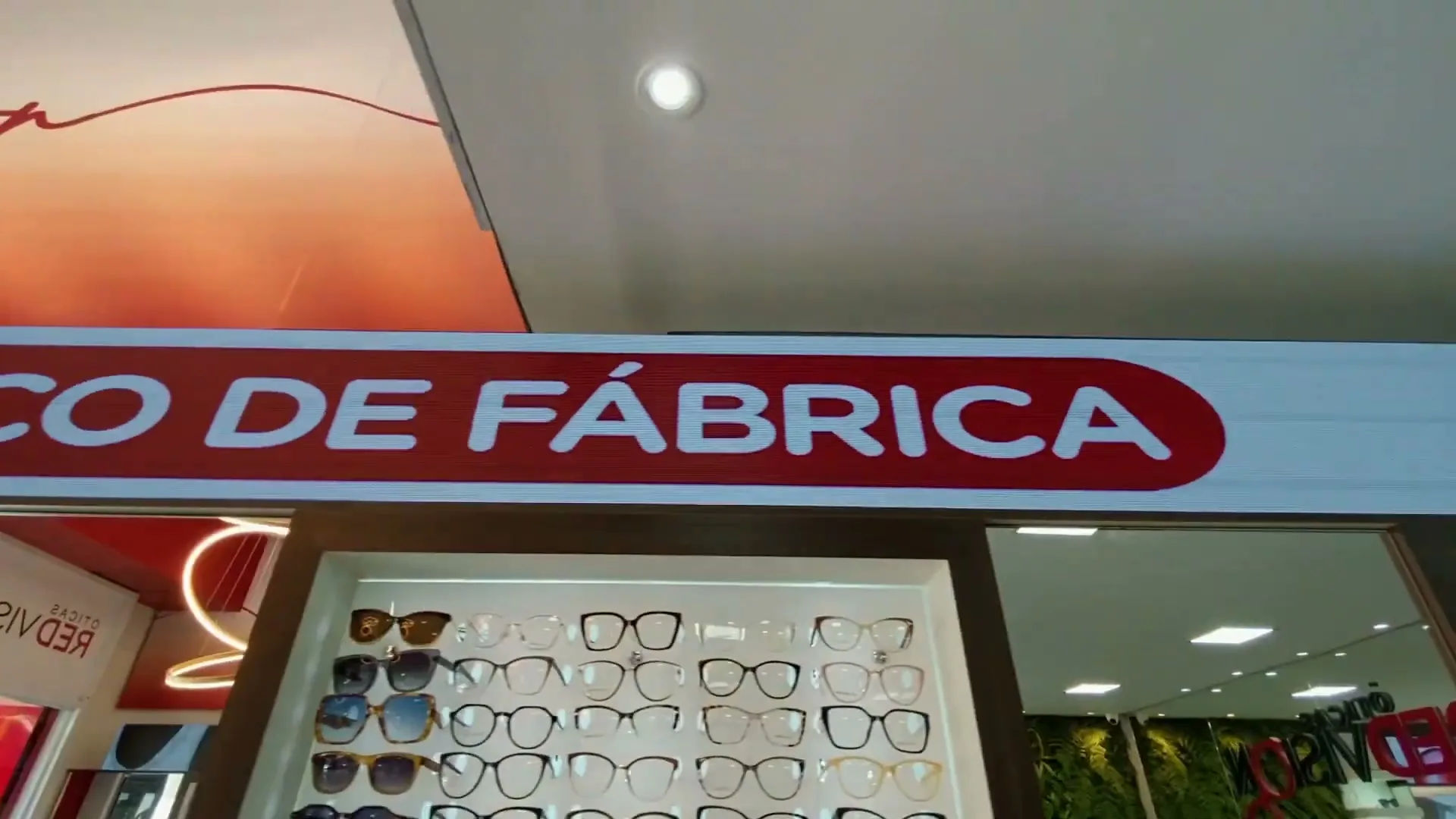 Painel P2 exibindo Preço de Fábrica sobre a vitrine de óculos