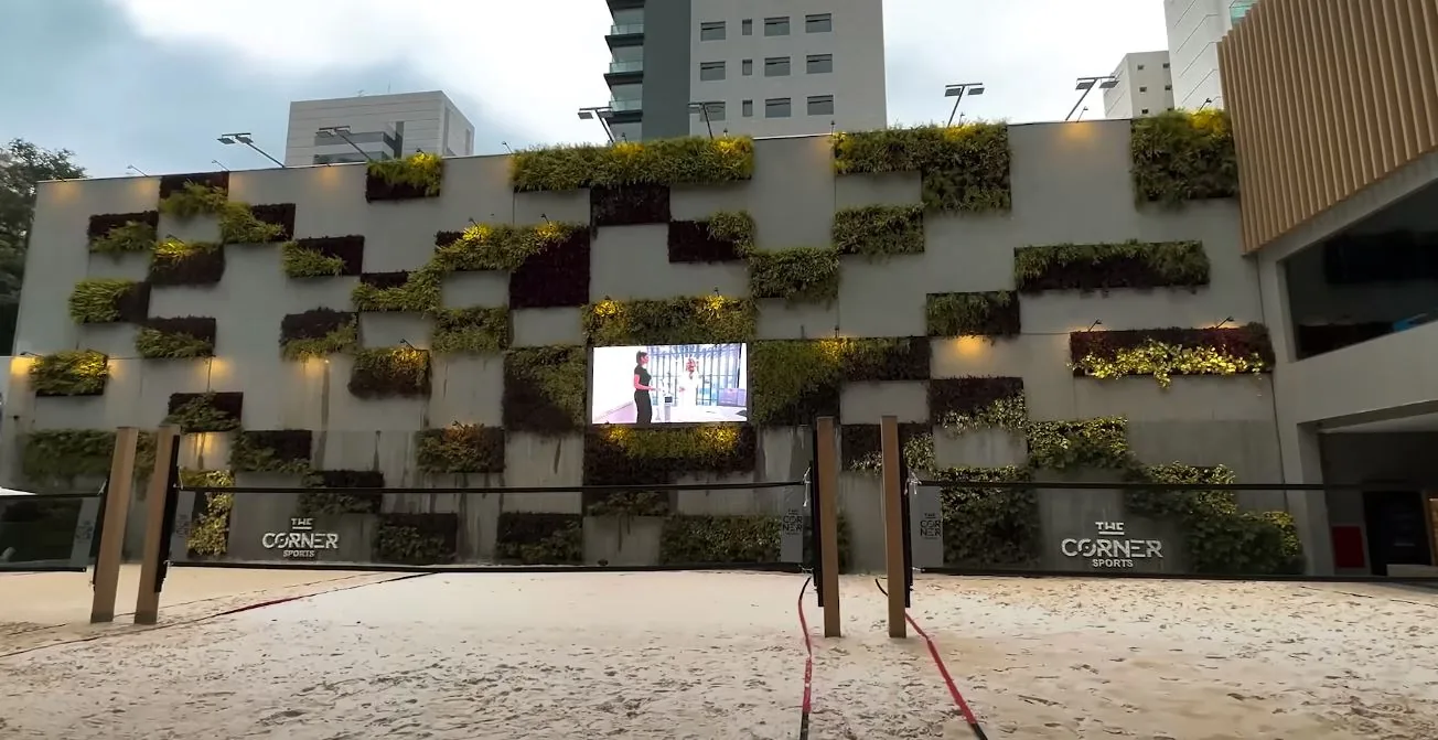 Da calçada à quadra de areia: três ambientes, um ecossistema.
