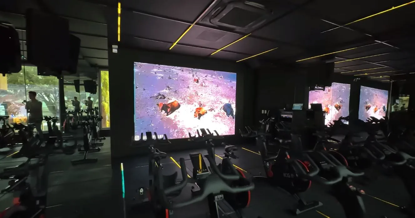 Sala de spinning com mega telão P2.5 imersivo