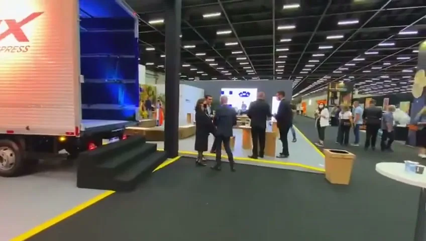 Caminhão real integrado à cenografia do estande