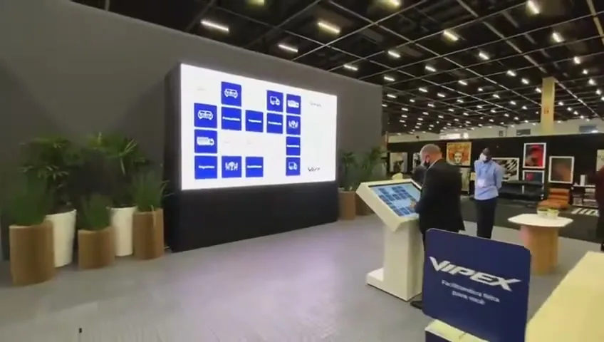 Painel de fundo e mesa de interatividade no estande VIPEX