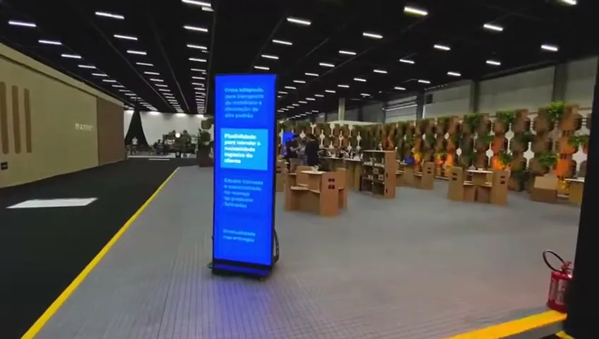 Totem de LED no corredor de acesso do estande